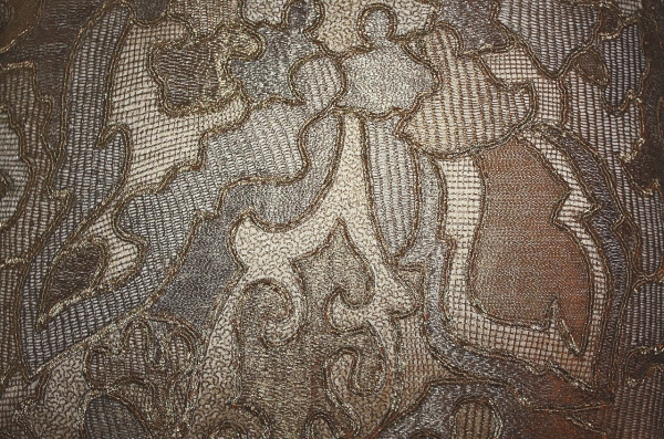 Kissen Marika mit goldener Stickerei